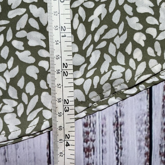 LOFT cap sleeve blouse. Green/white. V-neck. Size XSP - Picture 8 of 8